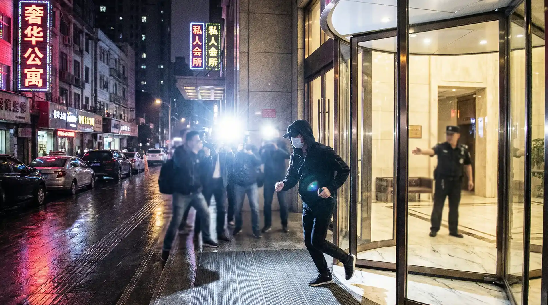 暗网吃瓜 - 明星被记者围堵闪光灯下